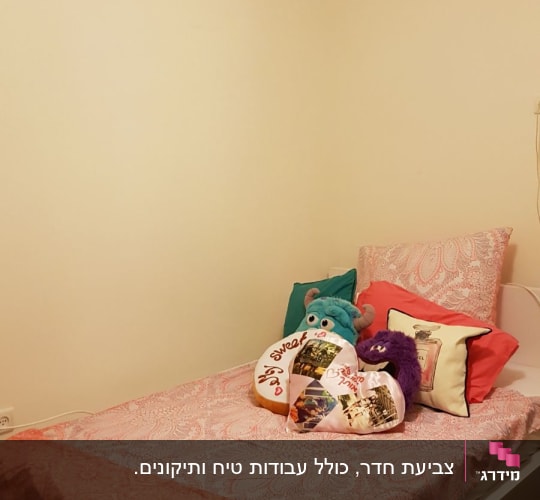 קיר צבוע בצבע קרם ללא קישוטים